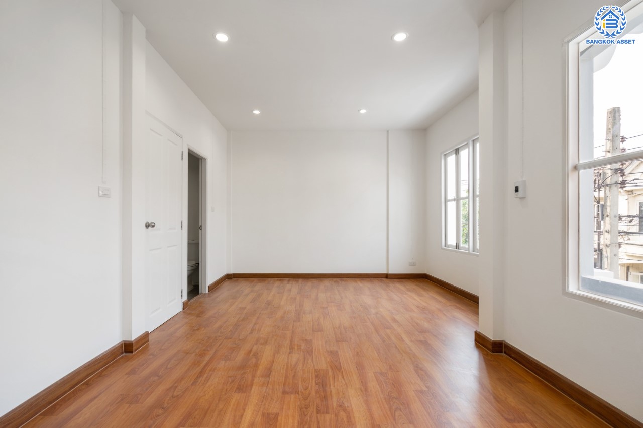 บ้านมือสองตกแต่งใหม่ ม.บุศรินทร์ วงแหวน (บ้านกล้วย-ไทรน้อย) แบรนด์ L&H เนื้อที่ 20.8 ตร.ว. ฟังก์ชัน 3 ห้องนอน 2 ห้องน้ำ ตอบโจทย์ทุกการอยู่อาศัย ใกล้เซ็นทรัลเวสต์เกต และ รถไฟฟ้า "สถานีคลองบางไผ่"